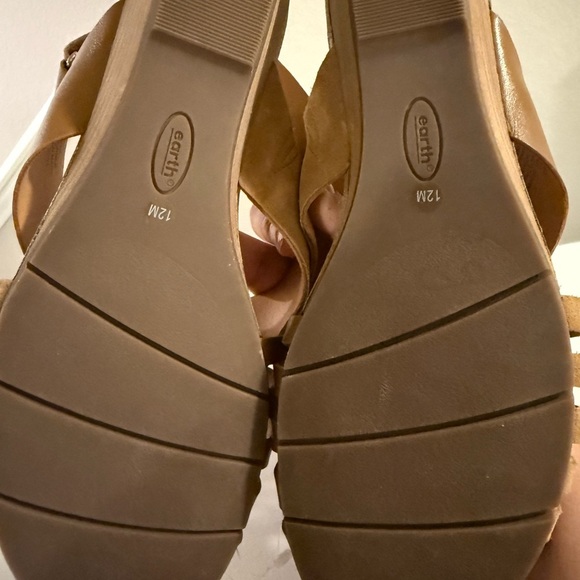 Earth Woman’s Leather Tan Strappy Sandals size 12 - Picture 4 of 6